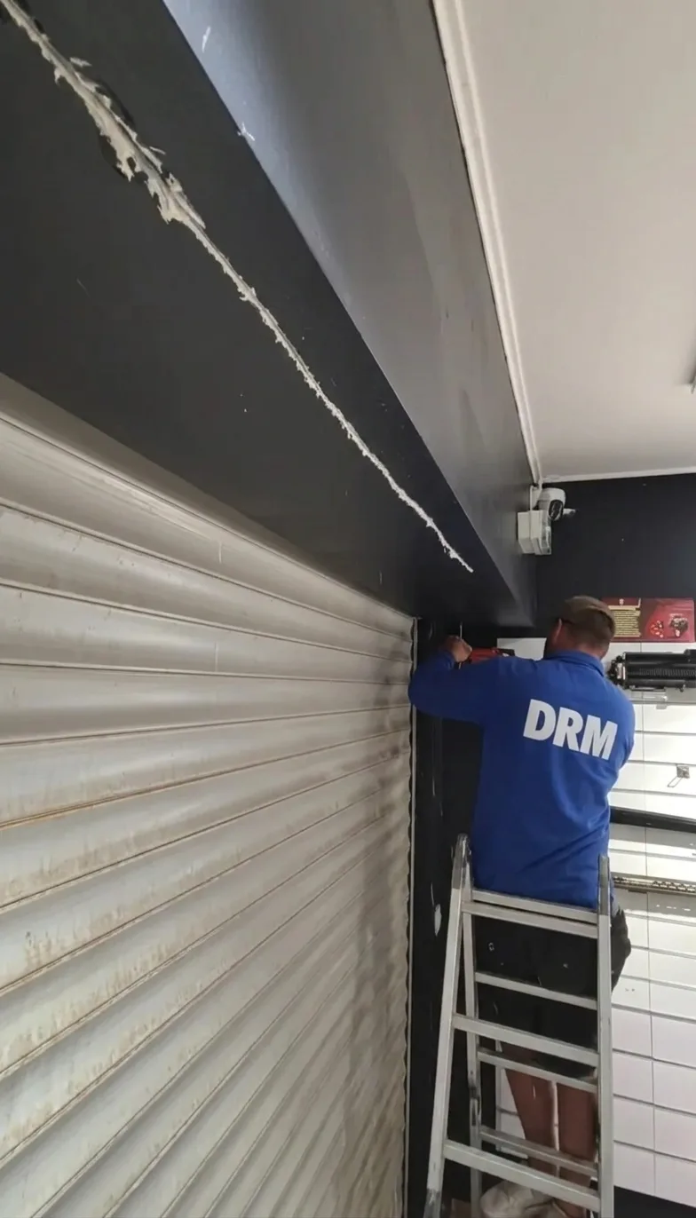 Rideau remis en service — Rideau métallique à Fontenay-sous-Bois
